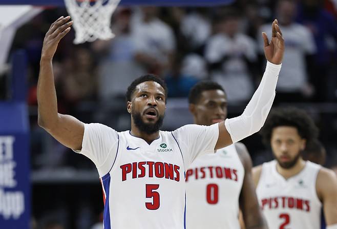 FILE - Detroit Pistons guard Malik Beasley (5) celebrates after scoring against the New York Knicks during the first half of Game 6 of an NBA basketball first-round playoff series Thursday, May 1, 2025, in Detroit. (AP Photo/Duane Burleson, File) FILE PHOTO







<저작권자(c) 연합뉴스, 무단 전재-재배포, AI 학습 및 활용 금지>