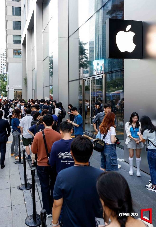 애플의 첫 인공지능(AI) 스마트폰 '아이폰16'이 국내에 출시된 지난해 9월 20일 서울 중구 명동 애플스토어에서 구매자들이 줄 서 있다. 강진형 기자
