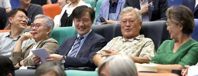 문재인 전 대통령 내외와 조국혁신당 조국 혁신정책연구위원장 등이 24일 오후 경남 양산시 물금읍 메가박스 양산증산점에서 영화 '다시 만날, 조국' 관람을 앞두고 객석에 앉아 있다. 왼쪽 두 번째부터 더불어민주당 최강욱 교육연수원장, 조국 위원장, 문 전 대통령, 김정숙 여사. 연합뉴스