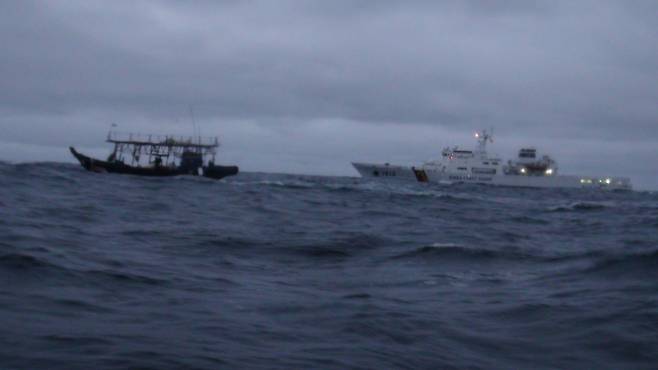 한국 해양경찰이 동해 먼바다에서 북한 목선을 퇴거시키는 모습
