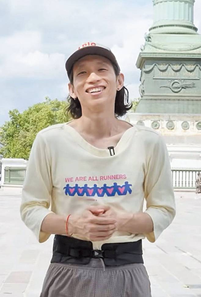 국내 일부 편집숍에서 파는 ‘알렉스 조노’ 제품을 입은 배우 봉태규. /봉태규 유튜브