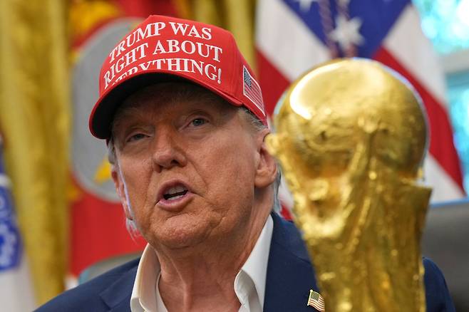 도널드 트럼프 미국 대통령이 22일 백악관 오벌 오피스에서 월드컵 트로피를 앞에 둔 채 발언을 하고 있다. /AP 연합뉴스