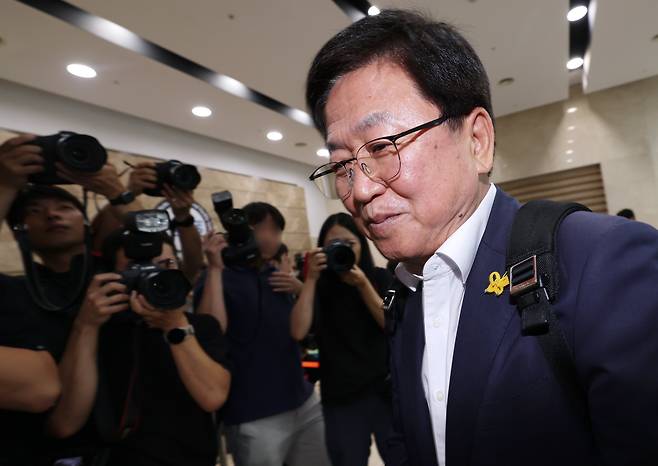 최교진 교육부 장관 후보자가 14일 오전 서울 영등포구 여의도 한국교육시설안전원에 마련된 인사청문회 사무실로 출근하고 있다. 2025.8.14/뉴스1 ⓒ News1 권현진 기자
