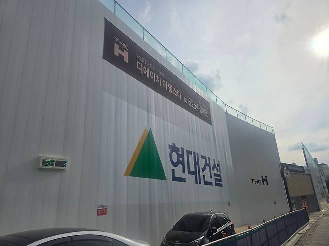 20일 오후 경기 과천시 주암동 ‘디에이치 아델스타’ 공사 현장. /방재혁 기자