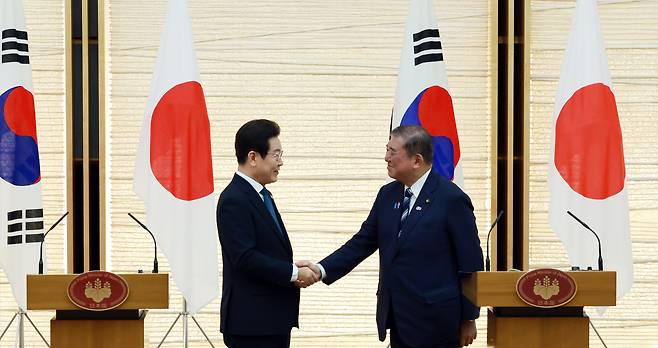 이재명 대통령과 이시바 시게루 일본 총리가 23일 일본 도쿄 총리 관저에서 열린 한일 정상 공동 언론 발표를 마친 뒤 악수하고 있다. /연합뉴스