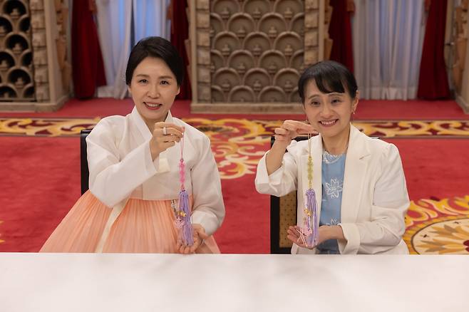 김혜경 여사와 이시바 시게루 일본 총리의 부인 이시바 요시코 여사가 23일 일본 도쿄 총리 관저에서 친교 일정으로 한일 양국 전통 매듭 만들기 체험을 하며 기념촬영을 하고 있다. /연합뉴스