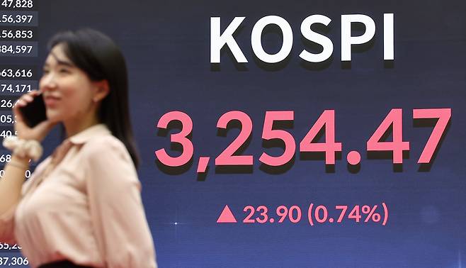 지난달 30일 서울 영등포구 한국거래소 전광판에 증시 종가가 표시되고 있다. /뉴스1