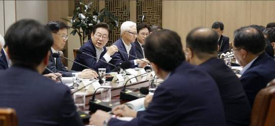 이재명 대통령이 22일 용산 대통령실에서 제1회 국가과학기술자문회의 전원회의를 열어 과학자들과 R&D예산에 대한 열띤 토론을 벌이고 있다. 연합뉴스