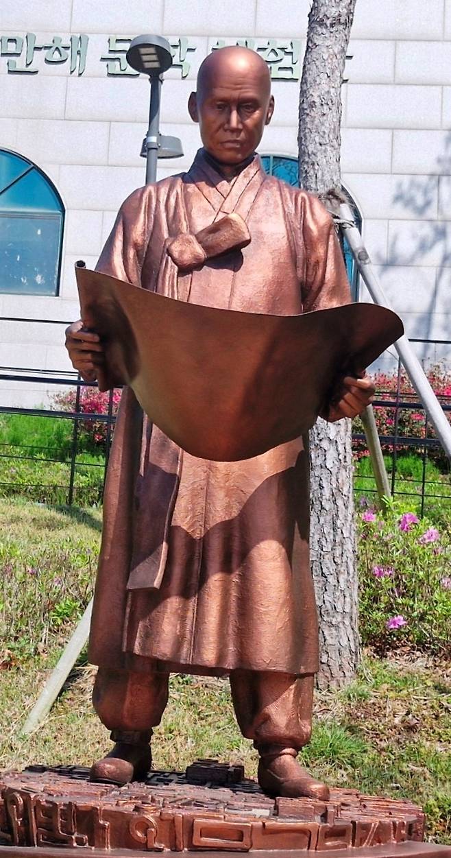 만해문학체험관의 만해 동상.