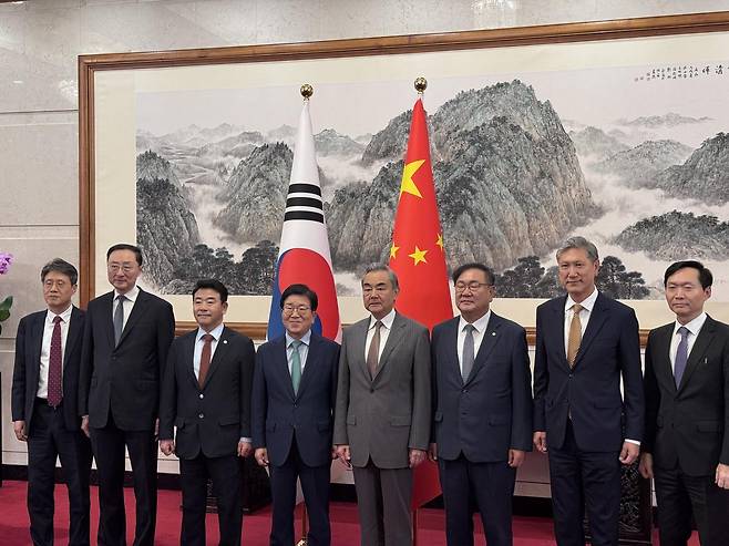 박병석 전 국회의장을 단장으로 하는 대통령 특사단이 24일 베이징 댜오위타이 국빈관에서 왕이 외교부장과 만났다. 사진 왼쪽부터 김한규 주중 한국 대사대리, 쑨웨이둥 중국 외교부 부부장, 박정 더불어민주당 의원, 박병석 전 의장,왕이 외교부장,김태년 의원, 노재헌 동아시아문화센터 이사장, 강영신 외교부 동북중앙아국장. 베이징특파원 공동취재단