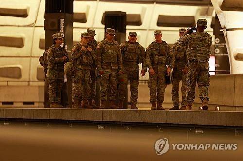 워싱턴 DC 지하철역안의 주방위군 병사들. 로이터 연합뉴스