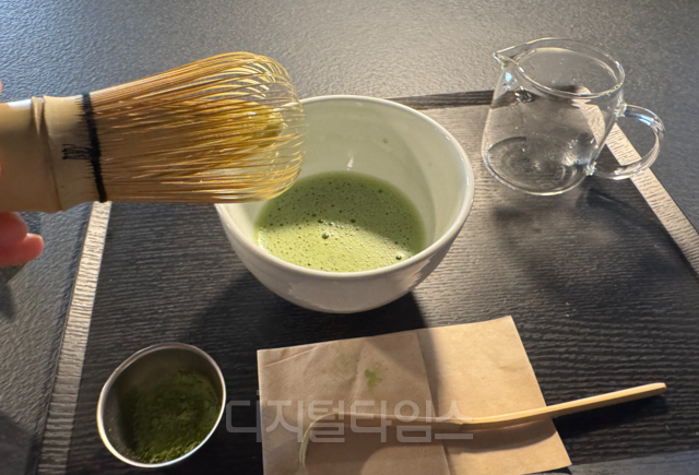 맥파이앤타이거 신사티룸에서 말차시음회를 진행했다. 사진은 세레모니얼 말차 격불체험 모습. 정래연 기자