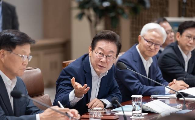 이재명 대통령이 22일 대통령실에서 국가과학기술자문회의에서 내년도 정부 R&D 예산에 대해 논의하고 있다. 대통령실 제공
