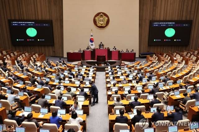 24일 국회 본회의에서 ‘노란봉투법’(노동조합 및 노동관계조정법 일부개정법률안)이 통과되고 있다. [연합뉴스]