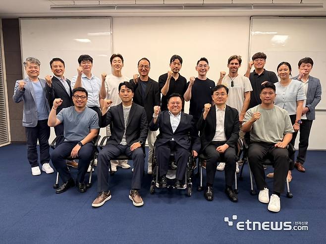 과기정통부가 지난 22일 서울 중구 대한상공회의소에서 개최한 'AI·디지털 비즈니스 파트너십' 상·하반기 참여기업 간담회에서 박태완 과기정통부 정보통신산업정책관(앞줄 세번째) 등 참가자들이 기념촬영했다.