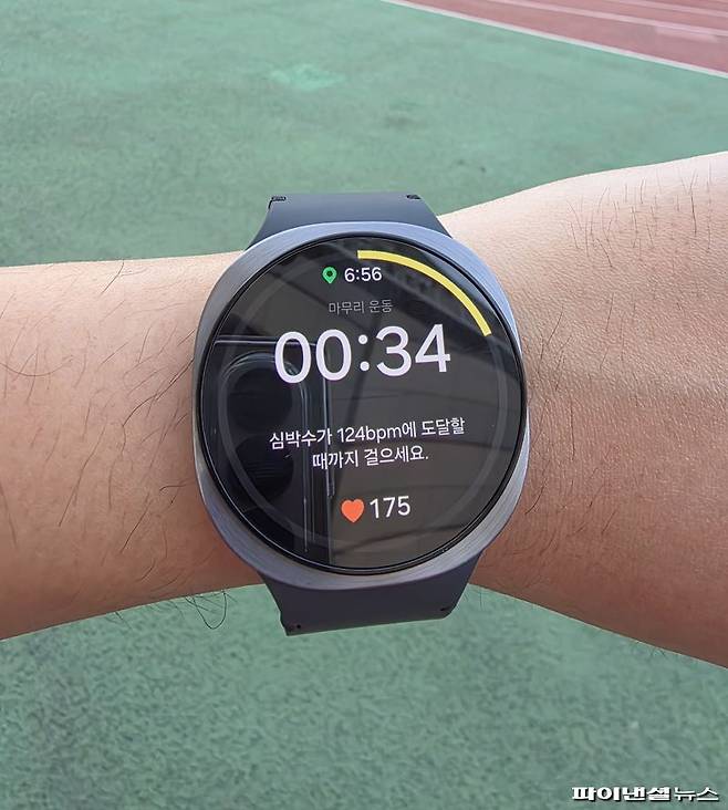 갤럭시 워치8 러닝코치가 안정 심박수에 도달할 때까지 걸으라고 지시하고 있다. 사진=박성현 기자