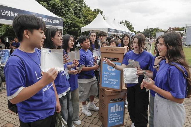 테트라팩 코리아가 지난 5월 24일 서울 마포구 상암동 월드컵공원에서 개최한 제13회 '2025 난빛축제'에서 테트라팩 에코 서포터즈와 나우리 중등연합 학생들이 멸균팩 재활용 수거 캠페인에 참여해 자원순환의 메시지를 전하고 있다. 테트라팩 코리아 제공