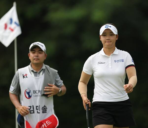 2025년 한국여자프로골프(KLPGA) 투어 BC카드·한경 레이디스컵 우승을 차지한 김민솔 프로가 최종라운드에서 경기하는 모습이다. 사진제공=KLPGA