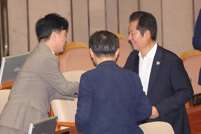 정청래 더불어민주당 대표(오른쪽)가 24일 국회 본회의에서 ‘노란봉투법’(노동조합 및 노동관계조정법 2·3조 개정안) 표결이 진행되는 동안 김영훈 고용노동부 장관과 대화하고 있다. 연합뉴스