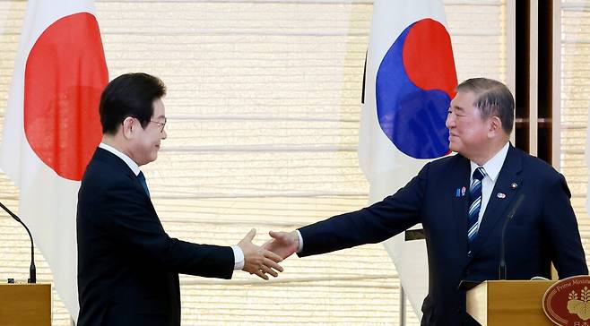 이재명 대통령과 이시바 시게루 일본 총리가 23일 일본 도쿄 총리 관저에서 열린 한일 정상 공동 언론 발표를 마친 뒤 악수하고 있다. 연합뉴스