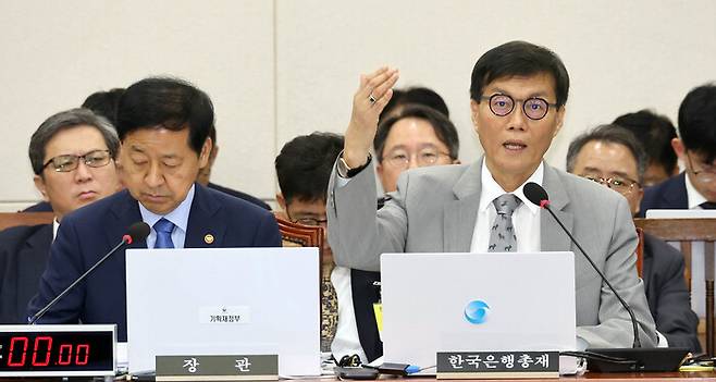 이창용 한국은행 총재가 19일 서울 여의도 국회에서 열린 기획재정위원회 전체회의에서 답변하고 있다. 김경호 선임기자 jijae@hani.co.kr