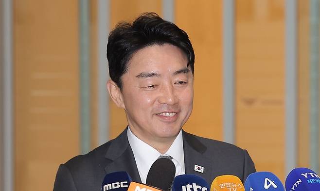 강훈식 대통령 비서실장이 24일 이재명 대통령의 미국 순방길 동행을 위해 인천국제공항 제2여객터미널을 통해 출국하기 전 취재진 질문에 답변하고 있다. 연합뉴스
