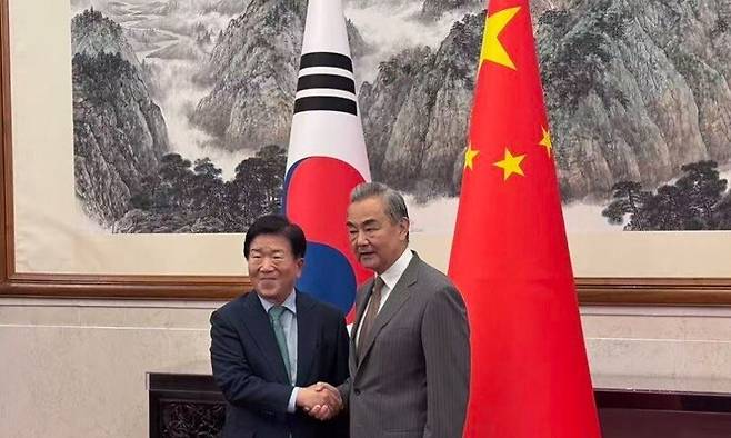 24일 대통령 중국 특사단장인 박병석 전 국회의장이 베이징 댜오위타이에서 왕이 중국 외교부장(장관)을 만나 이재명 대통령의 친서를 전달했다. 베이징특파원 공동취재단