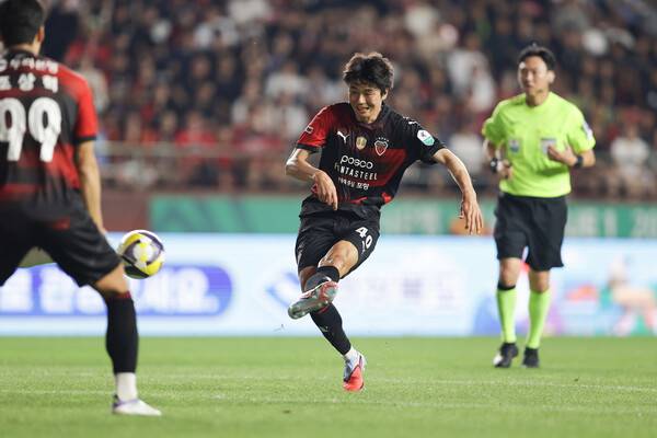 포항 스틸러스의 기성용이 24일 열린 K리그1 전북 현대와 경기에서 슈팅하고 있다. 한국프로축구연맹 제공
