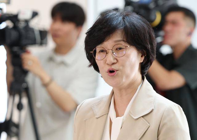 원민경 여성가족부 장관 후보자가 18일 서울 서대문구 한국청소년활동진흥원에 마련된 인사청문회 준비단 사무실로 첫 출근을 하며 지명 소감을 밝히고 있다. 뉴스1