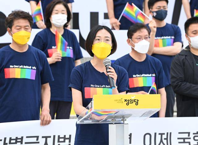 2021년 6월 29일 장혜영(왼쪽 세 번째) 정의당 의원이 서울 여의도 국회의사당 본관 계단 앞에서 열린 차별금지법 제정 촉구대회에 참석해 발언하고 있다. 배우한 기자