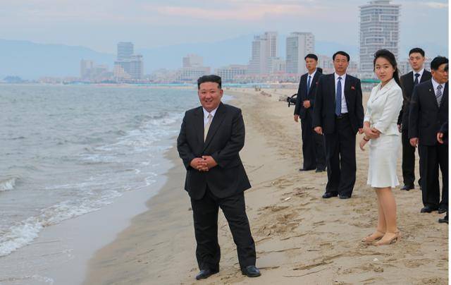 김정은 북한 국무위원장이 딸 주애와 함께 6월 24일 열린 원산갈마해안지구 준공식에서 해변을 둘러보고 있다. 평양 노동신문=뉴스1