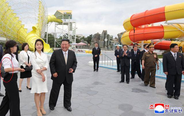 김정은 북한 국무위원장과 부인 리설주, 딸 주애가 6월 26일 원산갈마해안관광지구 준공식에 참석했다. 리설주는 약 1년 반 만에 이탈리아 명품 브랜드 '구찌'(붉은 원)로 추정되는 검은색 핸드백을 어깨에 멘 모습이 포착됐다. 평양=조선중앙통신 연합뉴스