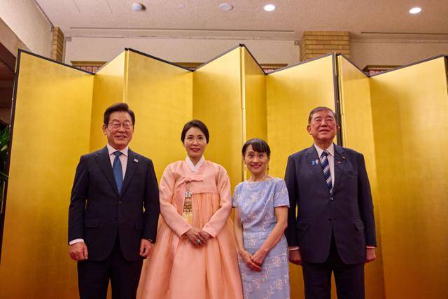 이재명 대통령과 김혜경 여사가 이시바 시게루 일본 총리, 부인 이시바 요시코 여사와 23일 일본 도쿄 총리 관저에서 한일 정상 내외 친교행사 기념촬영을 하고 있다. 도쿄=뉴시스