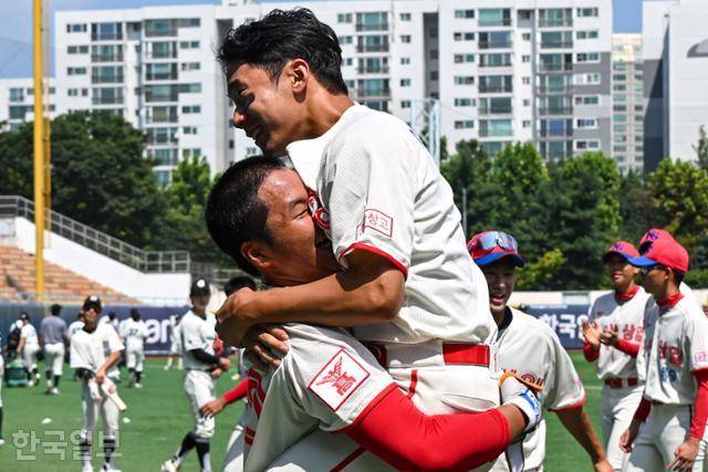 군산상일고 선수들이 24일 서울 목동구장에서 열린 제53회 봉황대기 전국고교야구대회 배명고와 16강전에서 연장 접전 끝에 승부치기로 승리한 후 기뻐하고 있다. 박시몬 기자