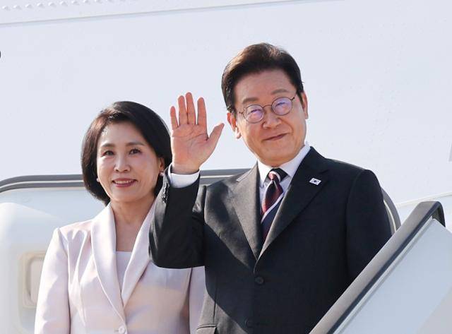 한일 정상회담을 마친 이재명 대통령과 부인 김혜경 여사가 24일 일본 도쿄 하네다공항에서 도널드 트럼프 미국 대통령과의 한미 정상회담을 위해 미 워싱턴으로 향하며 공군1호기에 올라 인사하고 있다. 도쿄=연합뉴스