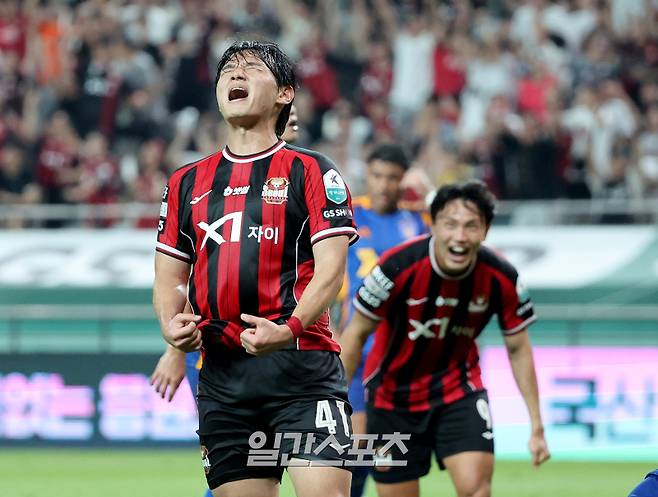 프로축구 '하나은행 K리그1 2025' 27라운드 FC서울과 울산HD의 경기가 24일 오후 서울 마포구 서울월드컵경기장에서 열렸다. 전반 황도윤이 팀의 세번째 골을 넣고 포효하고 있다. 상암=김민규 기자 mgkim1@edaily.co.kr /2025.08.24/