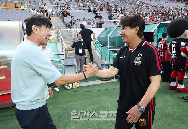 프로축구 '하나은행 K리그1 2025' 27라운드 FC서울과 울산HD의 경기가 24일 오후 서울 마포구 서울월드컵경기장에서 열렸다.경기 전 신태용 감독과 김기동 감독이 손을 맞잡고 인사하고 있다.상암=김민규 기자 mgkim1@edaily.co.kr /2025.08.24/
