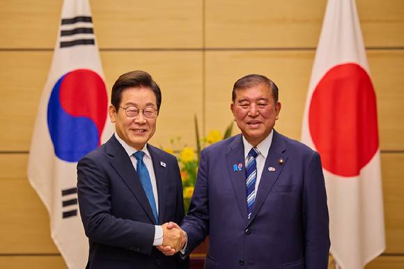 이재명 대통령이 지난 23일 일본 도쿄 총리 관저에서 이시바 시게루 일본 총리와 한일 정상 소인수회담을 하며 악수하고 있다. [사진=연합뉴스]