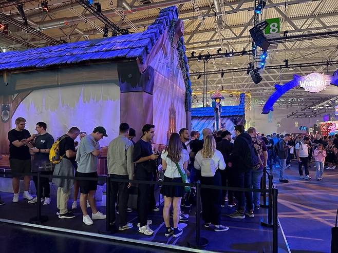 ▲ 하우징 체험하기 위해 기다리던 참관객들