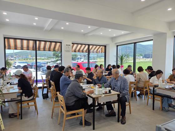 지난 21일 경북 경주시 천북면 성지리에 위치한 들녘한끼 1호점 성지콩밭이 점심을 먹으러 온 손님들로 가득차 있다. 이 식당은 공동영농으로 생산한 우리밀과 콩으로 음식을 만드는 것으로 입소문을 탔다. 사진 성지콩밭