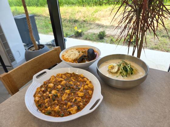 지난 21일 경북 경주시 천북면 성지리에 위치한 들녘한끼 1호점 성지콩밭의 순두부짬뽕 콩국수 마파두부. 이 식당은 경주 식량작물 들녘특구에서 공동영농으로 생산한 우리밀과 콩으로 음식을 만든다. 사진 성지콩밭