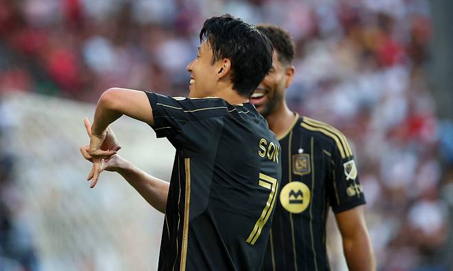 손가락으로 LA를 만드는 새로운 세리머니를 펼친 손흥민. [로이터=연합뉴스]