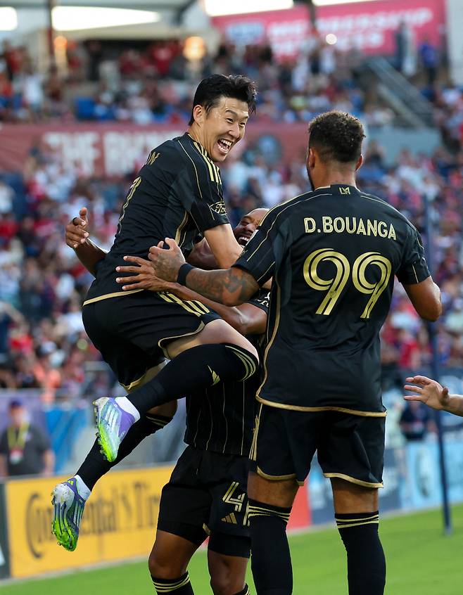 MLS 데뷔골을 터트린 손흥민(가운데)이 LAFC 동료들과 기쁨을 나누고 있다. [로이터=연합뉴스]