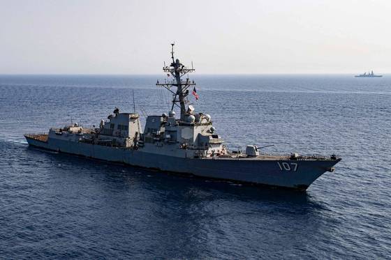 2024년 6월 7일(혀지시간) 미 해군 알레이 버크급 유도미사일 구축함 USS 그레이블리(DDG 107)가 FS 포빈(D 620)과 함께 홍해에서 편대를 이루어 항해하는 모습. AFP=연합뉴스