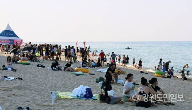 ▲ 해수욕장이 폐장했지만 23일 강릉 경포해변은 더위를 날리기 위한 피서객들로 붐볐다.황선우 기자