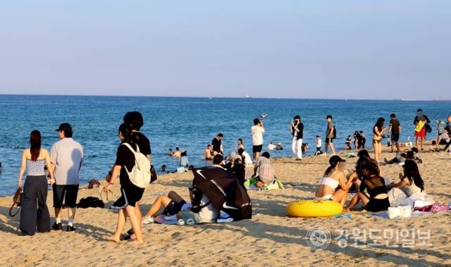 ▲ 해수욕장이 폐장했지만 23일 강릉 경포해변은 더위를 날리기 위한 피서객들로 붐볐다.황선우 기자