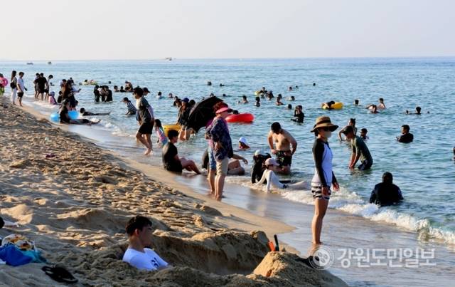 ▲ 해수욕장이 폐장했지만 23일 강릉 경포해변은 더위를 날리기 위한 피서객들로 붐볐다.황선우 기자