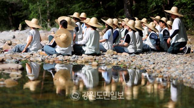 ▲ 지난 23일 열린 인제 내설악 백담사 템플스테이(템플스테이 연수원장 광일 스님)에서 참가자들이 프로그램에 참여하고 있다.