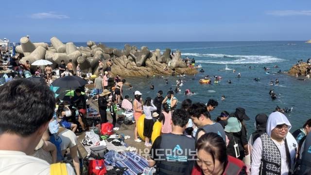 ▲ 동해안 해수욕장이 폐장을 앞둔 가운데 23일 햐조대 인근 해변이 피서객들로 붐비고 있다.