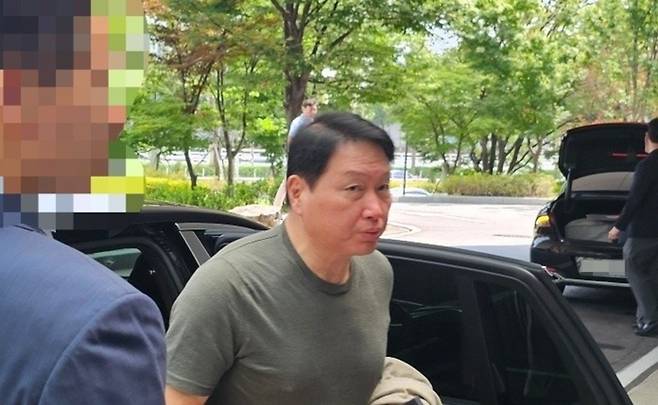 ▲ 최태원 SK그룹 회장이 오는 25일(현지시간) 미국 워싱턴DC에서 열리는 한미 정상회담 경제사절단에 동행하기 위해 24일 강서구 서울김포비즈니스항공센터(SGBAC)를 통해 출국하고 있다 [연합뉴스]